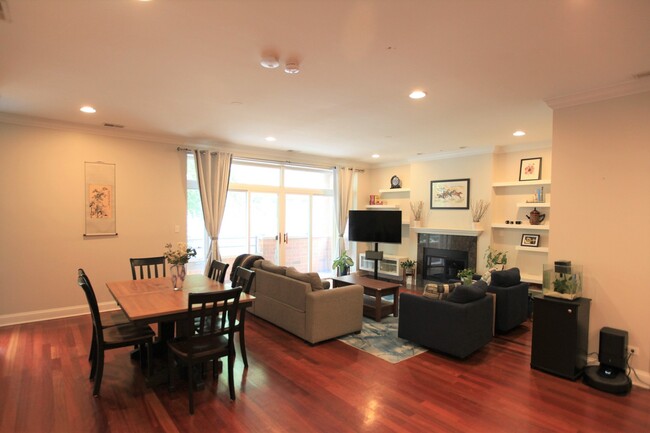 Foto del edificio - 2424 N Southport Ave