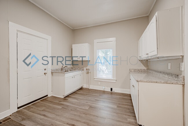 Building Photo - PICK YOUR GIFT OF $500 OFF THE FIRST MONTH...