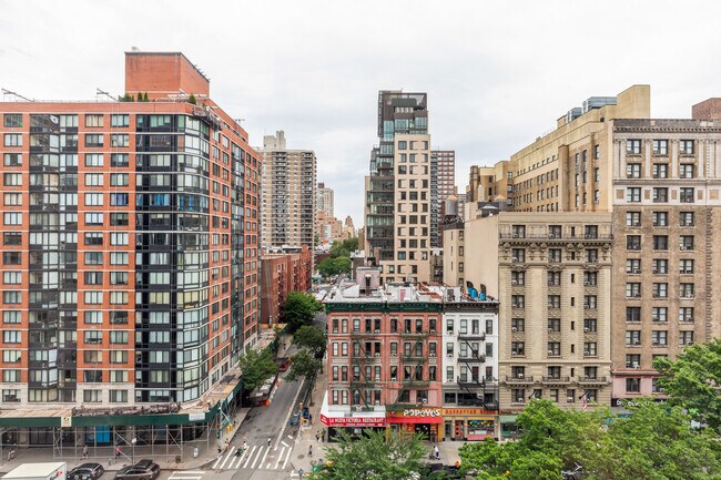 Building Photo - 255 W 94th St