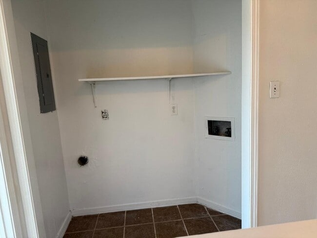 Building Photo - 6598 Coveview Ct