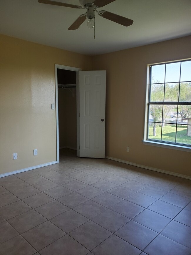 Building Photo - 513 W Matz Ave