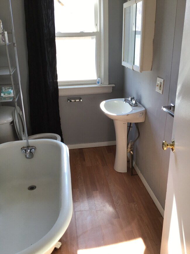 Bathroom - 96 Dunbar St