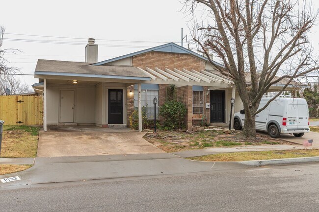 Foto del edificio - 2 Bed | 1.5 Bath East Tulsa with Spacious Back yard!
