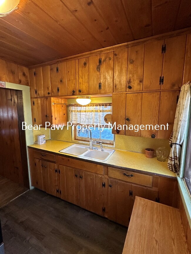 Building Photo - Two Bedroom Cabin in Indian Hills!