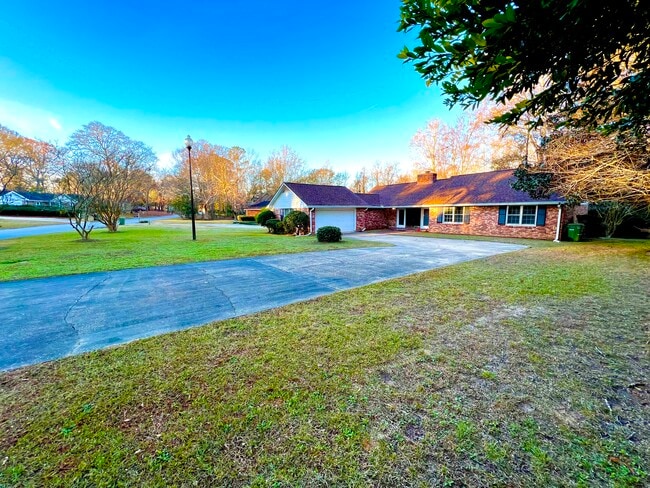 Foto del edificio - 2401 Clematis Trl