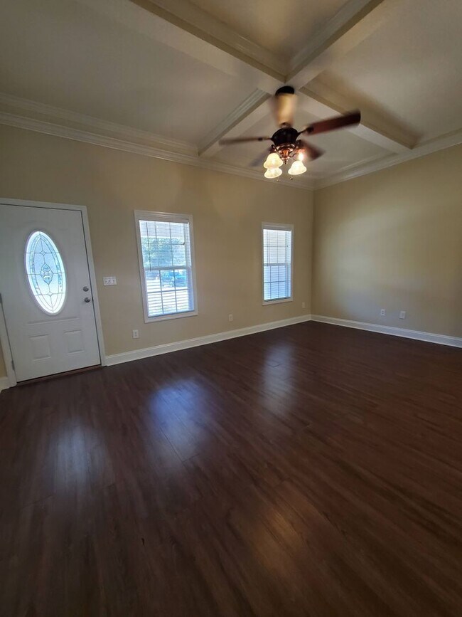 Building Photo - Modern Luxury Living: Spacious 4BD/2BA Hom...