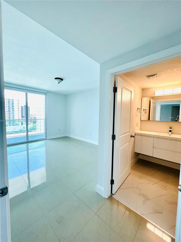 Building Photo - 1250 S Miami Ave