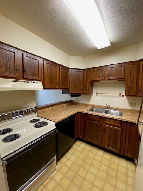 Building Photo - 831 Briar Ln