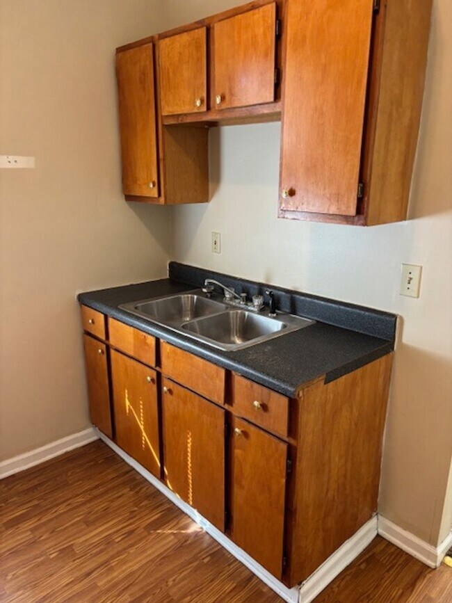 Foto del edificio - 1233 Eberhart Ave