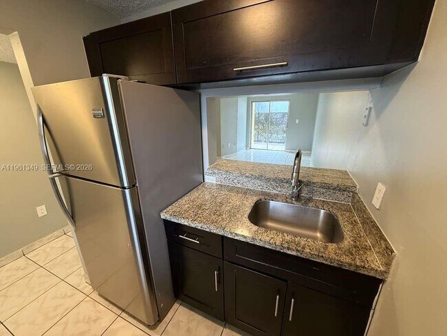 Foto del edificio - 2721 NW 23rd Ct