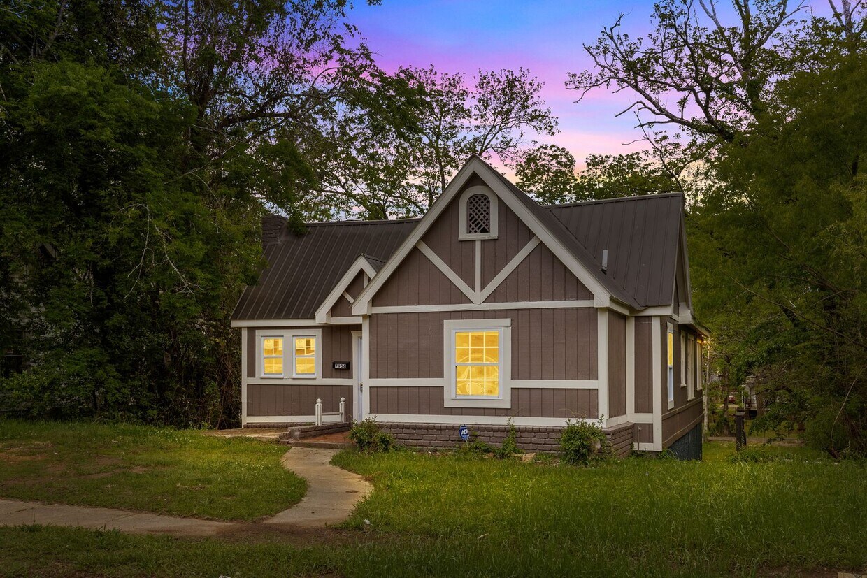 Foto principal - Stylish & Newly Renovated 4 Bedroom 2 Bath...