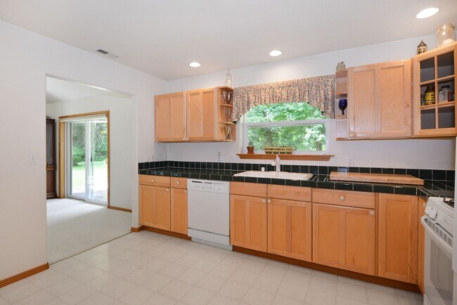 Building Photo - Spacious Custom home on 7.7 Acres