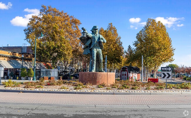 See the landmarks in downtown Tracy.