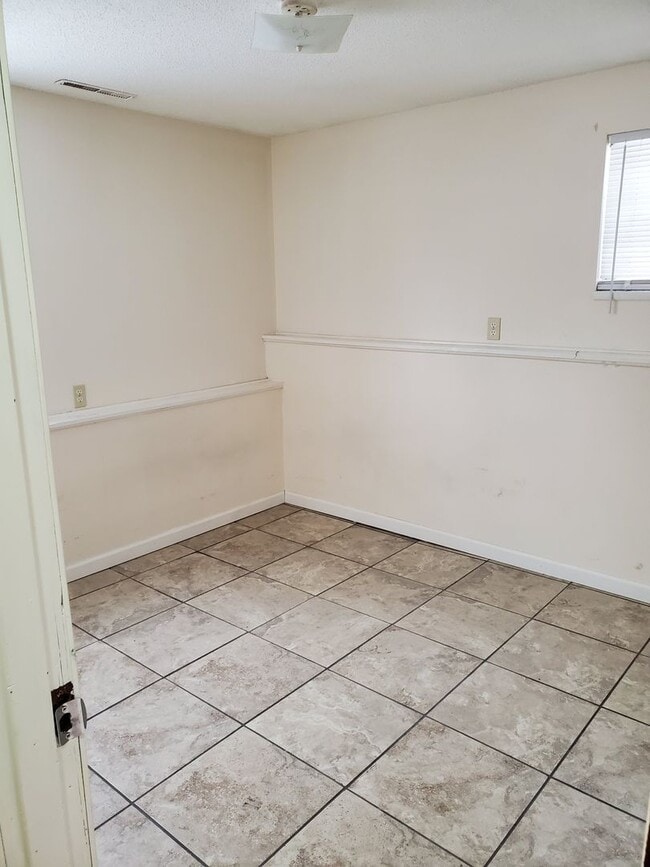 Building Photo - 704 Demaret Dr