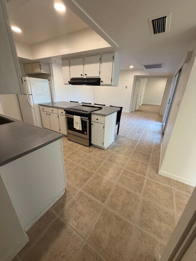 Cocina/Isla de comedor - 4818 S Alder Dr