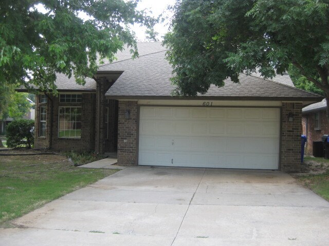 Foto principal - Charming 4 bedroom 2 1/2 bath home!
