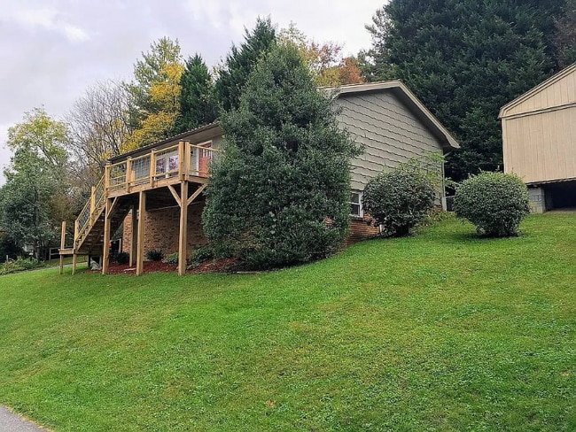 Building Photo - 107 Pebblebrook St