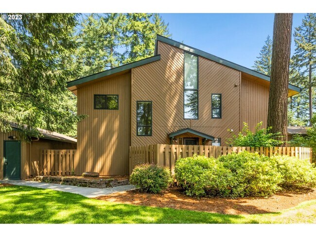 2Bd/2Ba Second Floor Condo in SE with Washer & Dryer, 2 Car Dethatched Garage and a Serene Courty... - 2Bd/2Ba Second Floor Condo in SE with Washer & Dryer, 2 Car Dethatched Garage and a Serene Courty...