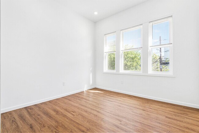 Building Photo - 33 Stagg St