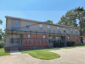 Building Photo - 321 Club Rd
