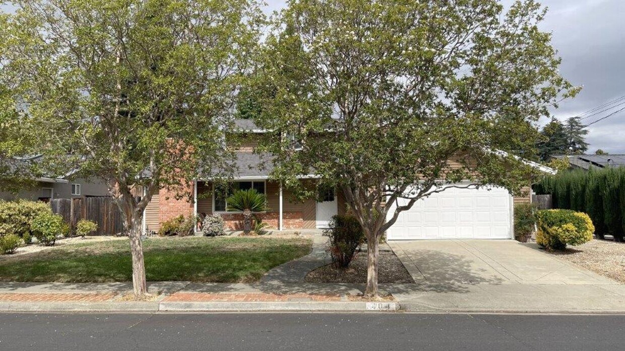 Foto principal - Nice 4 bedroom 2 bathroom home with sparkl...