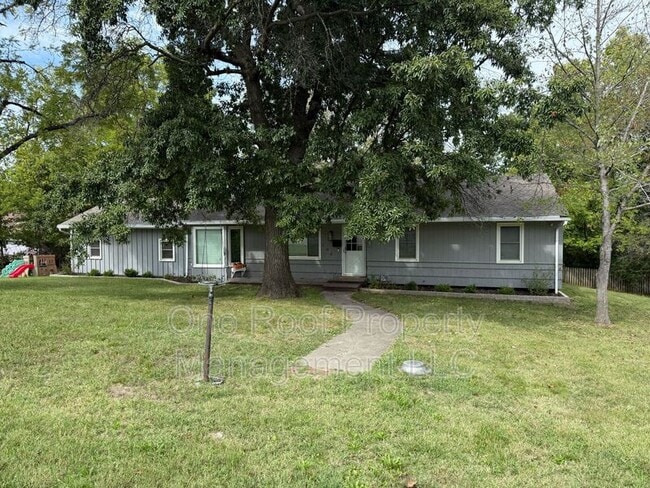 Building Photo - 102 E 96th St