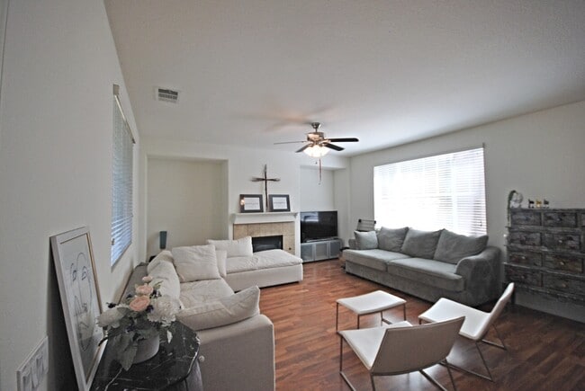 Building Photo - 27470 Riverside Ln