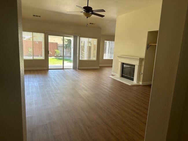 Building Photo - 4207 W Redding Ave