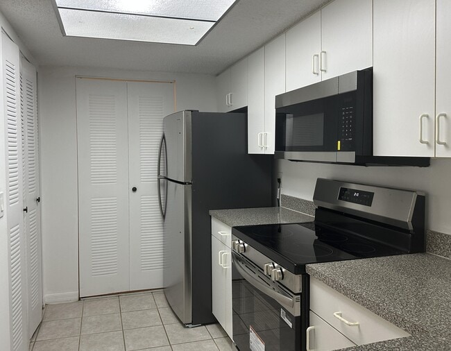 Foto del edificio - 5001 Wiles Rd