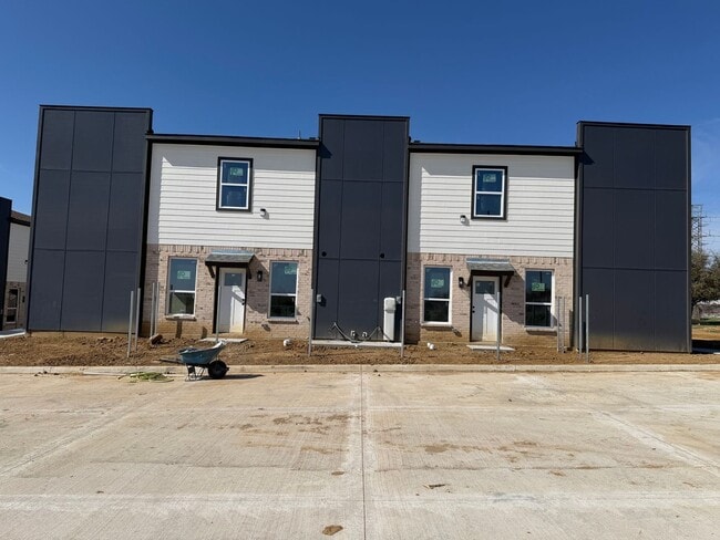 Foto del edificio - Yasmin Court Townhomes