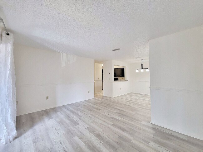 Building Photo - 3705 SW 27th St