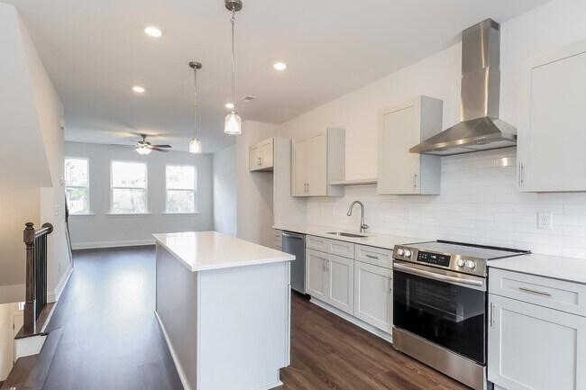 Foto del edificio - 3-Bedroom, 3.5 Bath Townhome for Rent in Charlotte, NC | Attached Garage & Modern Kitchen