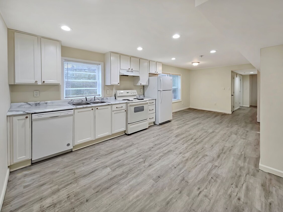 Foto principal - Updated 2-Bedroom, 1-Bath Ground-Floor Dup...