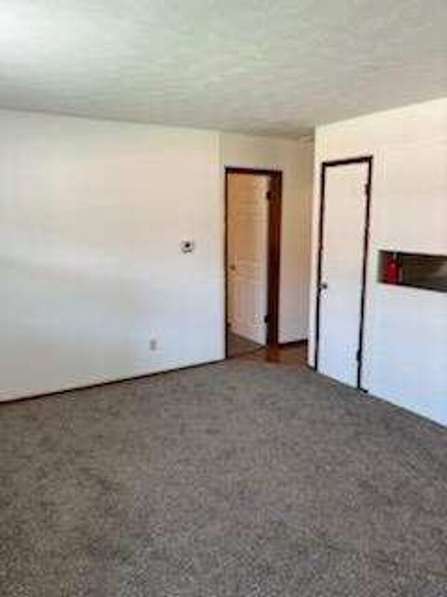 Building Photo - Cute clean 1 bedroom 1 bath apartment