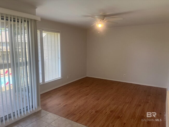 Foto del edificio - 2065 Sea Cliff Dr N