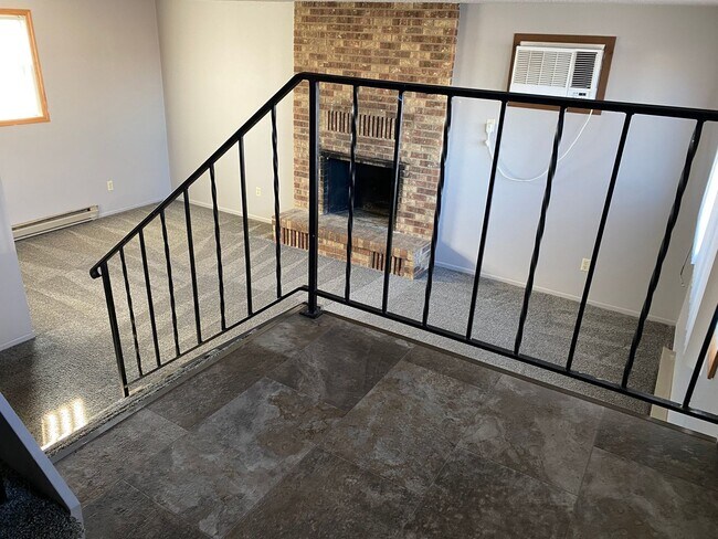 Building Photo - Beautiful, Spacious 3 bed Condo for Rent