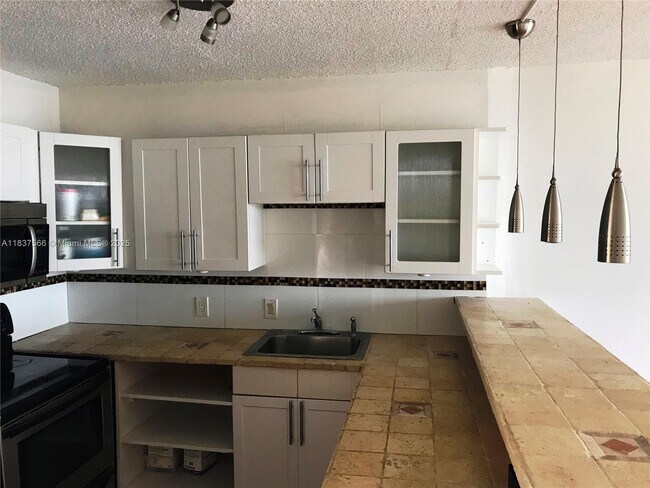 Building Photo - 3475 N Country Club Dr