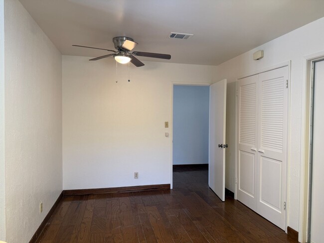 Building Photo - 718 Linwood St