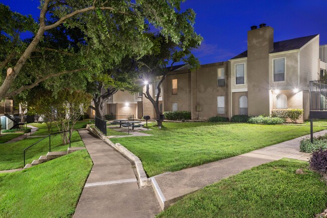 Beautiful Landscaping at Chevy Chase in TX 78752 - Chevy Chase