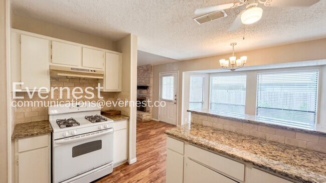 Foto del edificio - 3 Bed, 2 Bath Home with Fenced Yard & Garage / Pet-Friendly / Available Now!