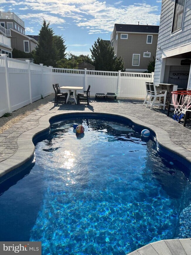 Building Photo - 111 E Dune Ln