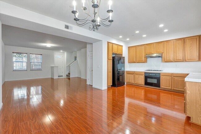 Foto del edificio - Beautiful Communication Hill Townhome