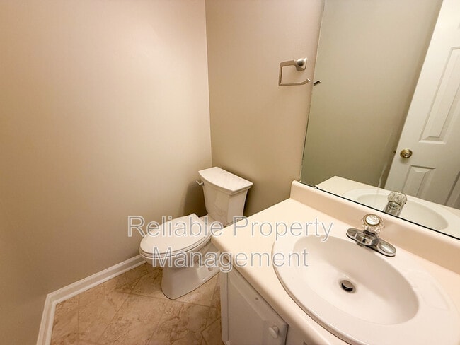 Building Photo - 813 Rainer Ct