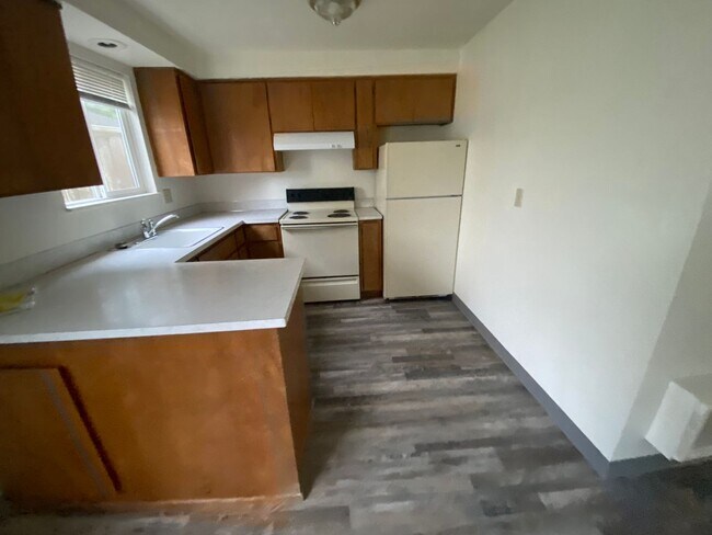 Building Photo - 2 bed 1.5 bath Gateway area duplex