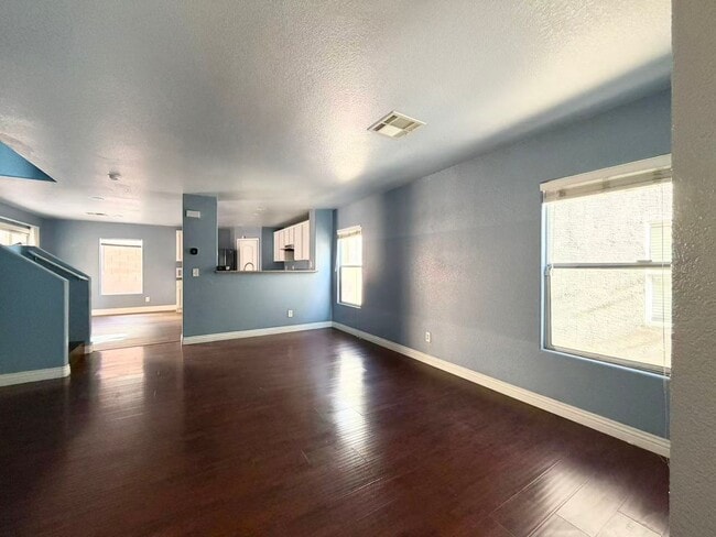 Building Photo - Beautiful 2-story home offering 3 bedrooms, 2.5 bathrooms