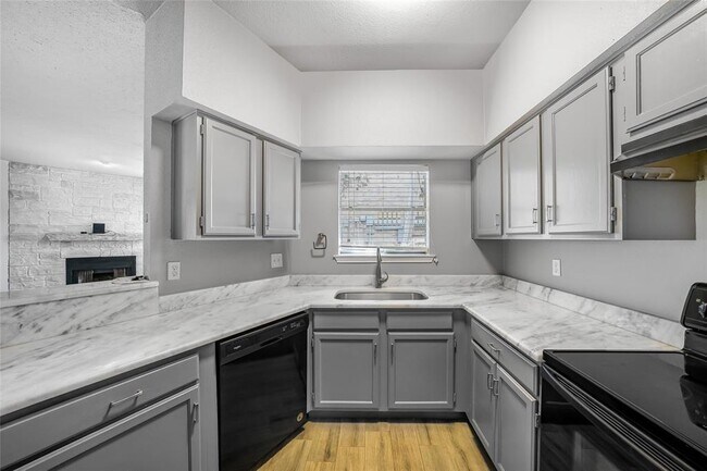 Foto del edificio - 2450 Wickersham Ln