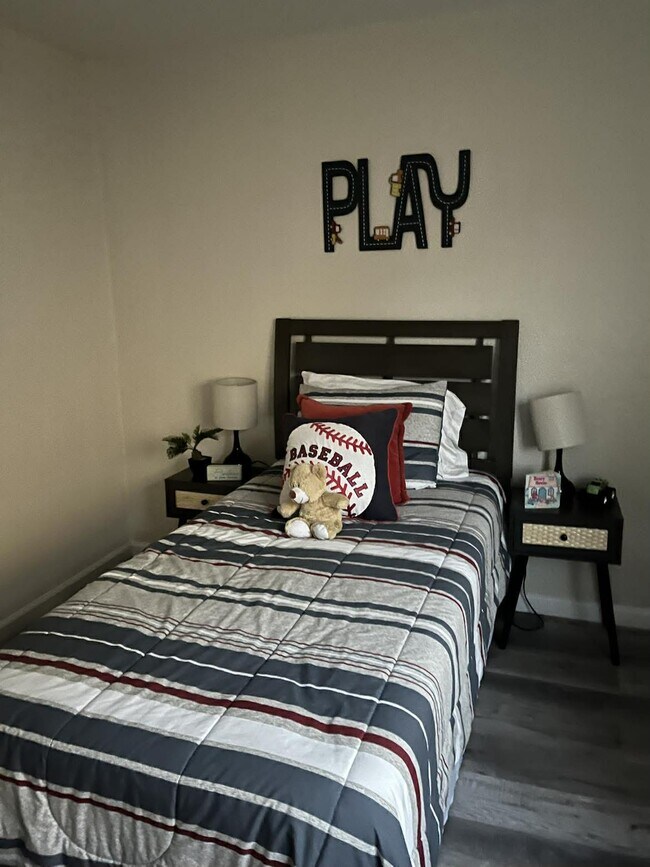 Building Photo - 36563 Beutke Dr