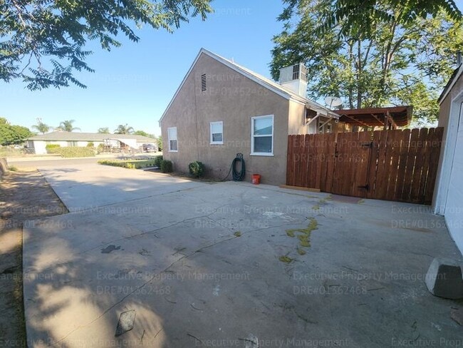 Building Photo - Charming 2 bedroom, 1 bathroom house near ...