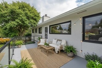 Building Photo - 8183 Strathearn Av