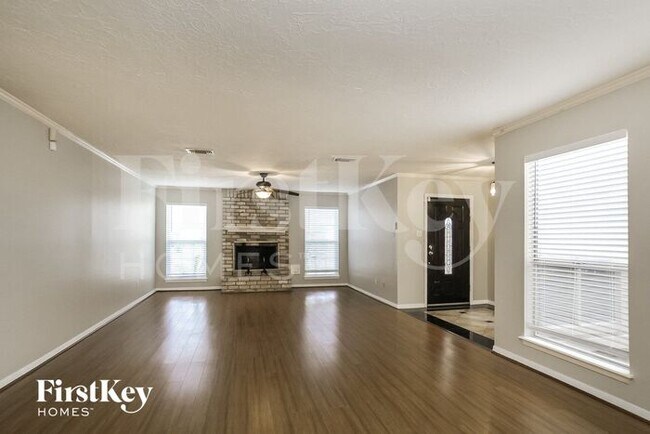 Building Photo - 3202 Holly Green Dr